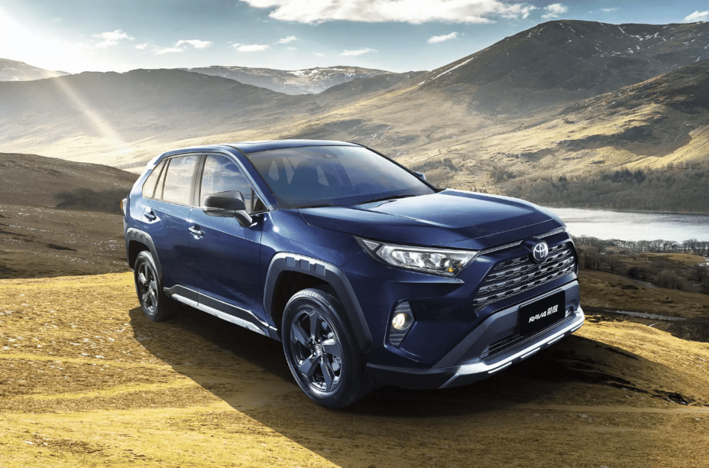 Toyota RAV4 стала самой популярной «бэушкой»  из Китая: какие машины с пробегом везут в Россию из КНР