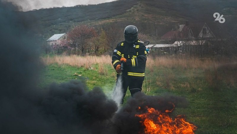 У подножия Бештау горит сухая растительность