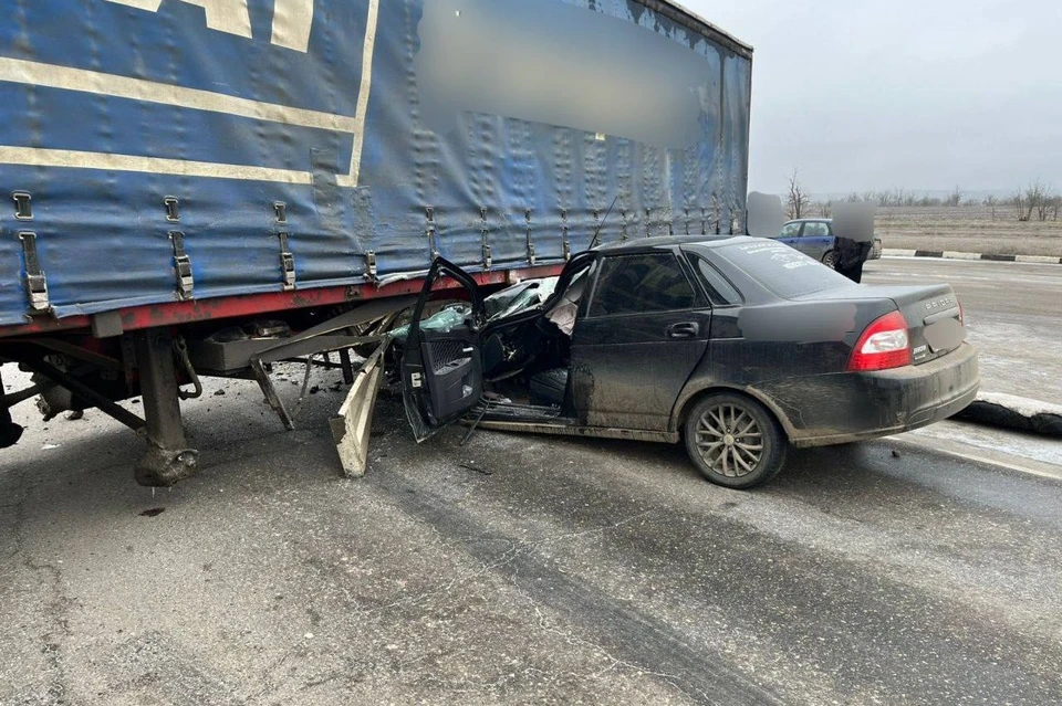 В аварии с легковушкой и большегрузом на Ставрополье пострадало три человека0