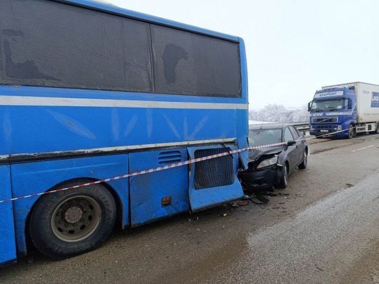 В КБР столкнулись пассажирский автобус, грузовой тягач «КамАЗ» и легковушка