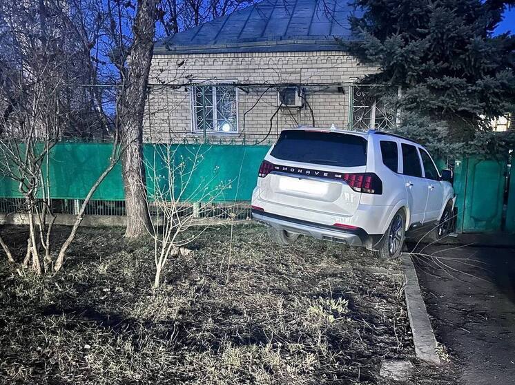 В Минеральных Водах женщина за рулём иномарки устроила ДТП, влетев в частный дом