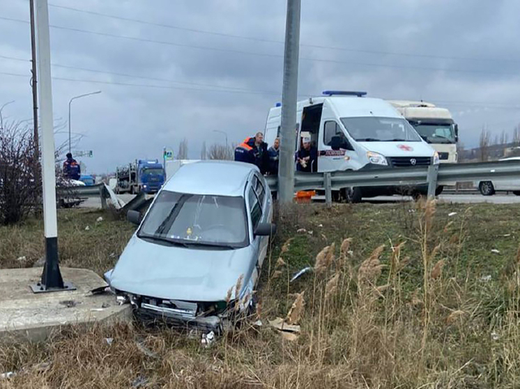 В Минераловодском округе легковушка влетела в дорожное ограждение