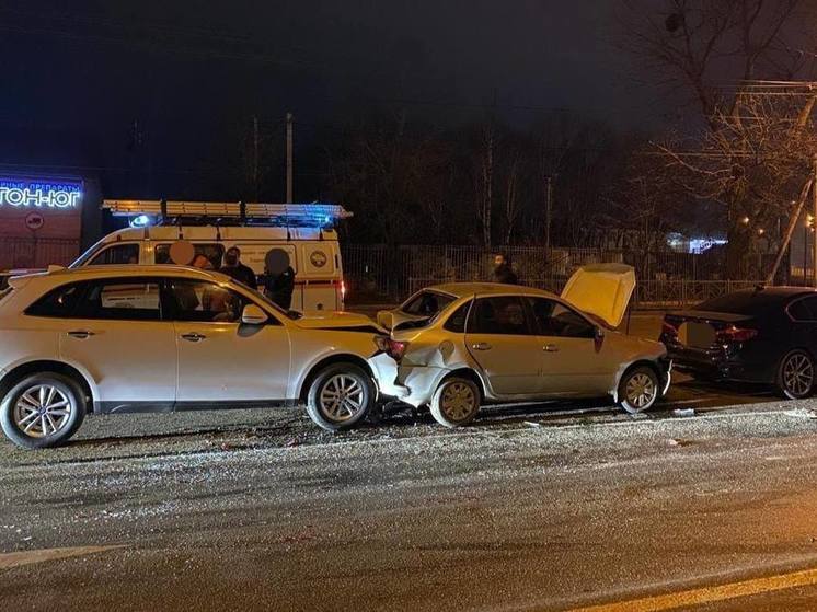 В Ставрополе два человека пострадали после столкновения трёх авто