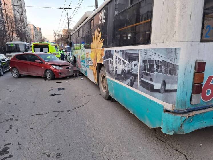 В Ставрополе легковушка влетела в троллейбус с пассажирами, есть пострадавшие