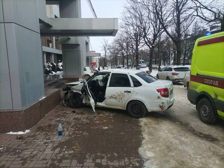 В Ставрополе три человека пострадали после столкновения двух легковушек