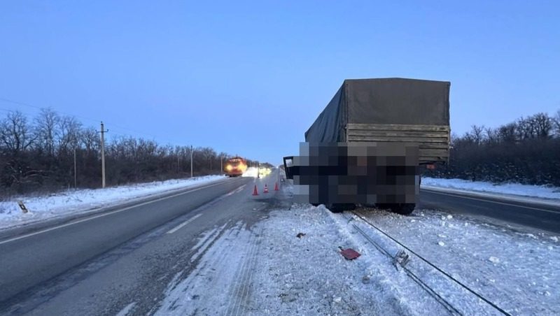 Водитель иномарки скончался после лобового столкновения с фурой под Минводами