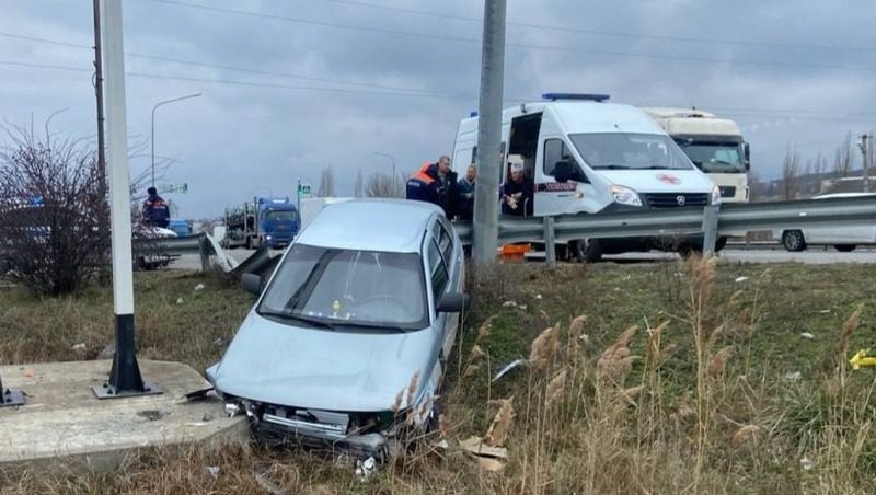 Водитель легковушки протаранил дорожное ограждение на трассе под Минводами