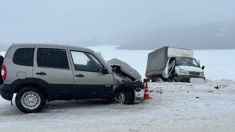 «ГАЗель» врезалась в легковушку на встречной полосе на Ставрополье 