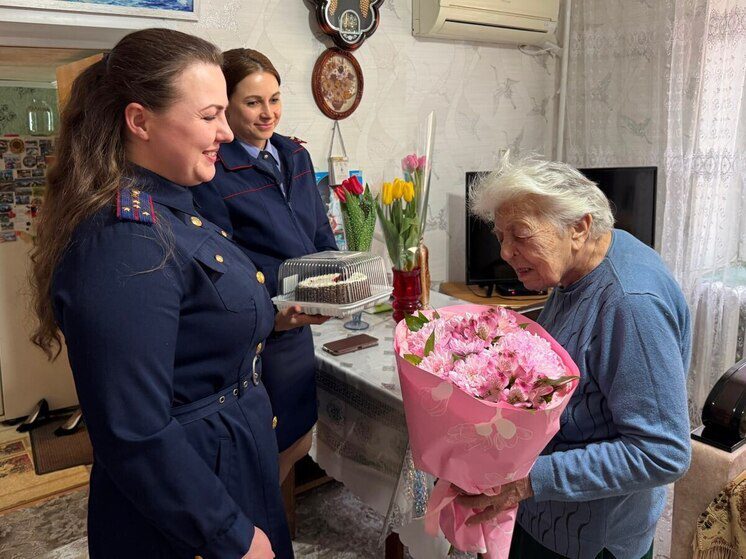 На Ставрополье сотрудники следственного отдела поздравили участницу войны с 8 Марта