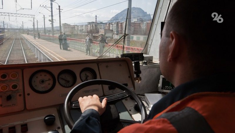 На Ставрополье столкнулись электричка и легковой автомобиль