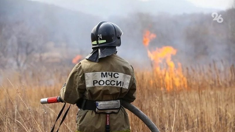 Сразу три участка с сухой травой горели у подножия Бештау в Пятигорске