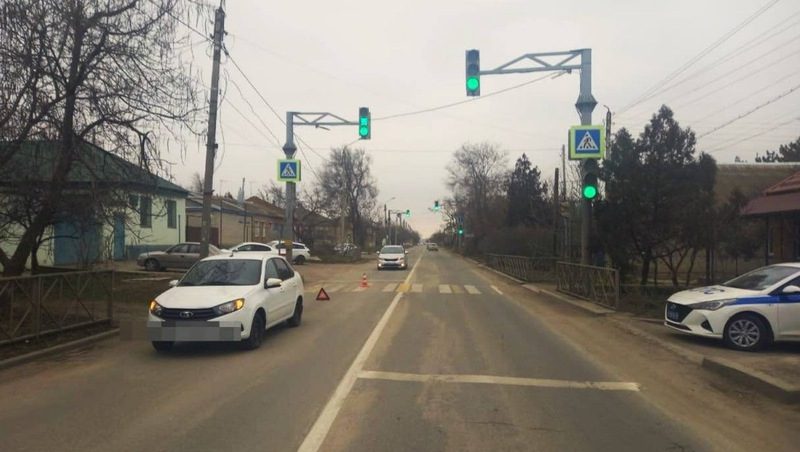 В Будённовске легковушка сбила ребёнка, перебегавшего дорогу на красный свет