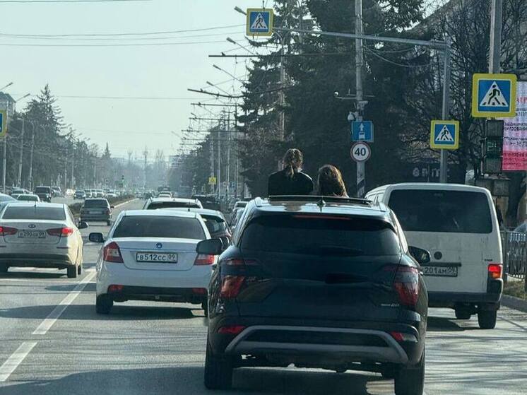 В Черкесске оштрафовали 58-летнюю автоледи, катавшую высунувшихся из люка девушек