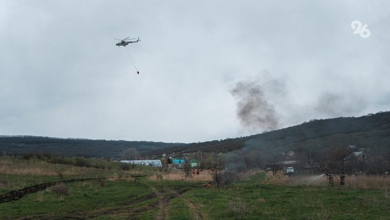 В Дагестане 150 пожарных и вертолёт Ми-8 тушат пожар возле села Хрюг