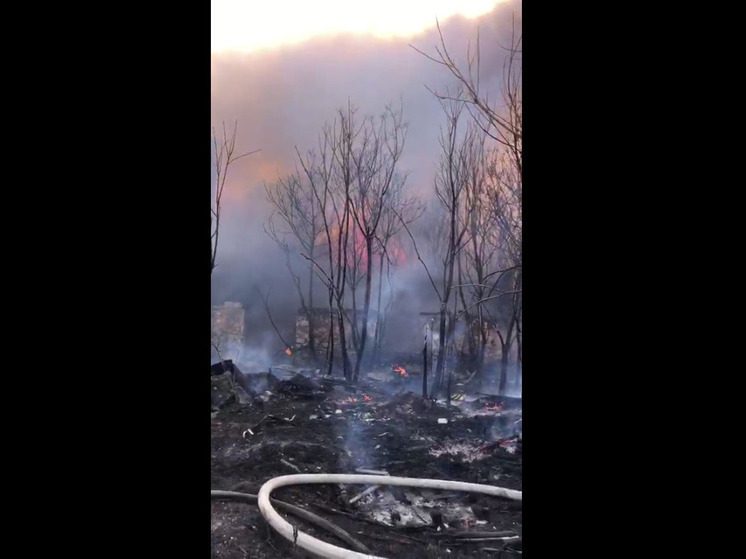 В Ессентуках горят старые хозпостройки