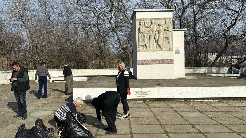 В Кисловодске привели в порядок территорию у воинских мемориалов