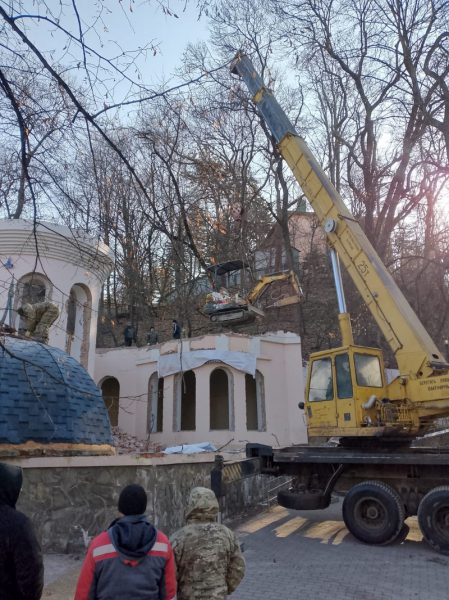 В Кисловодске снесли незаконную постройку бизнесмена в городском парке