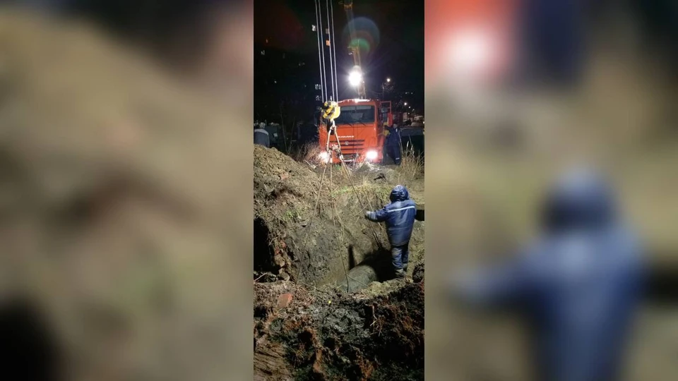 В Невинномысске специалисты заменяют разрушенный канализационный коллектор0