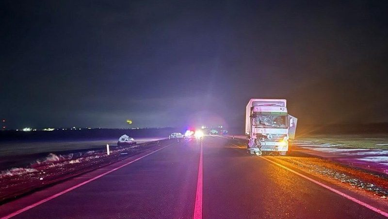 Водитель иномарки погиб в тройной аварии с грузовиком в Петровском округе