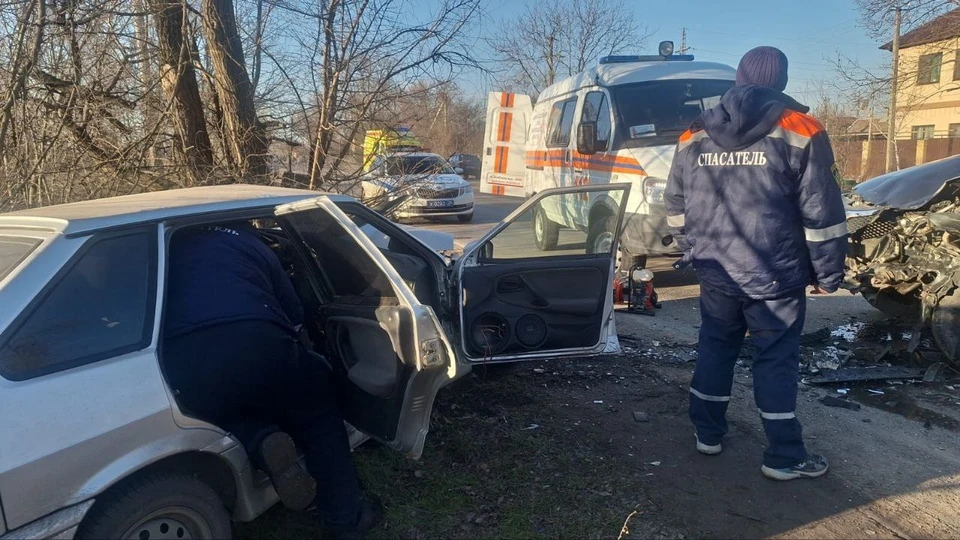 Водителя пришлось доставать из покореженной машины после ДТП на Ставрополье0