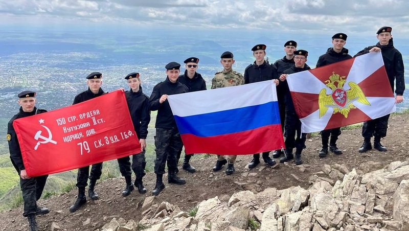 27 команд совершили восхождение на Бештау в Пятигорске в преддверии Дня Победы