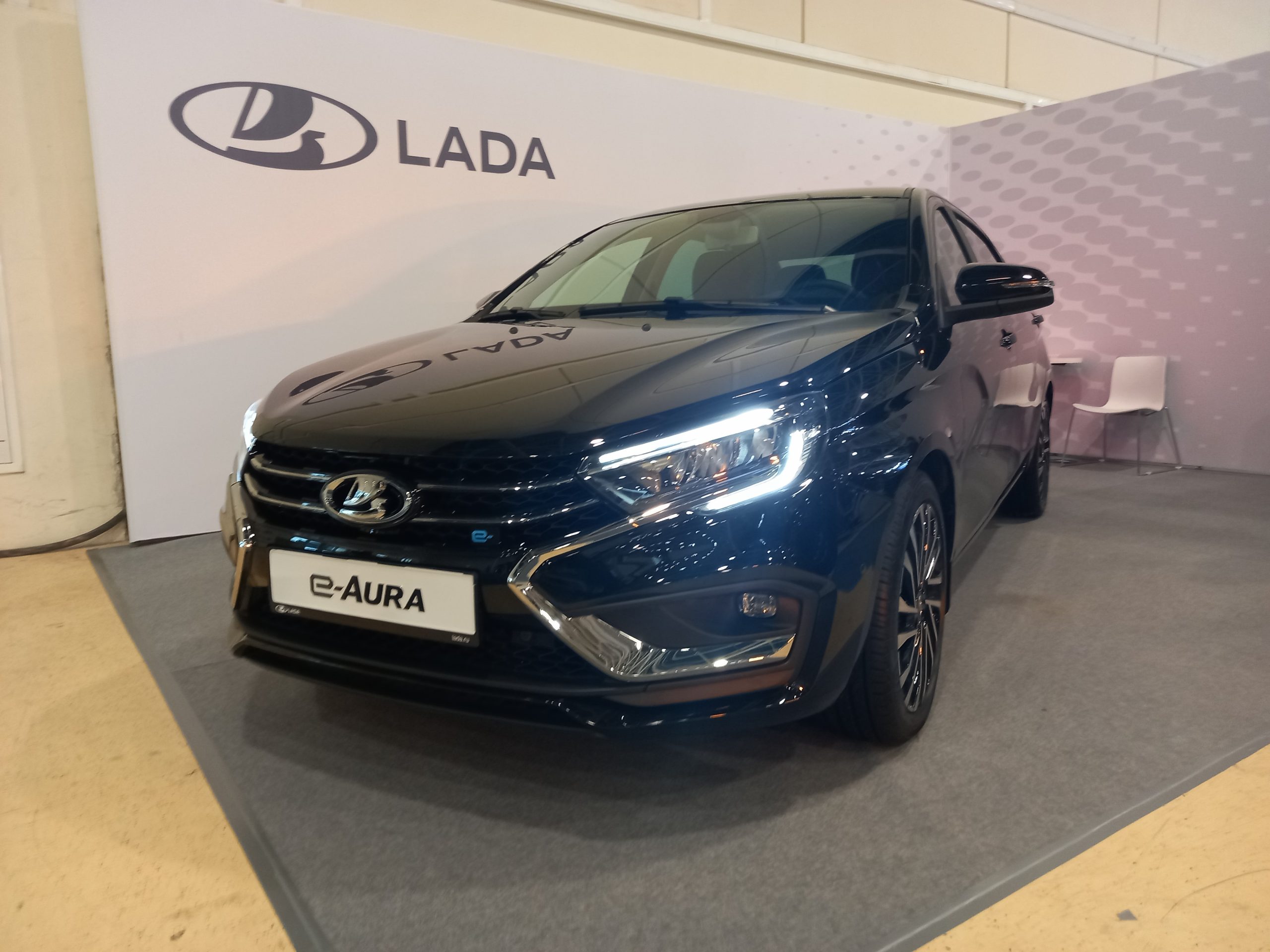 АВТОВАЗ показал электрическую «Лада Аура»: роскошный салон и привод от «Ларгуса». Обзор Lada e-Aura 2025  года