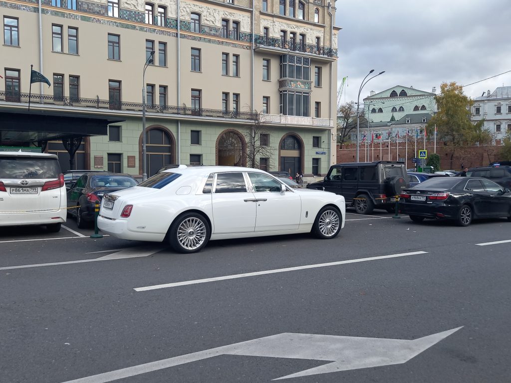Богатые россияне стали экономить: в стране упали продажи люксовых автомобилей