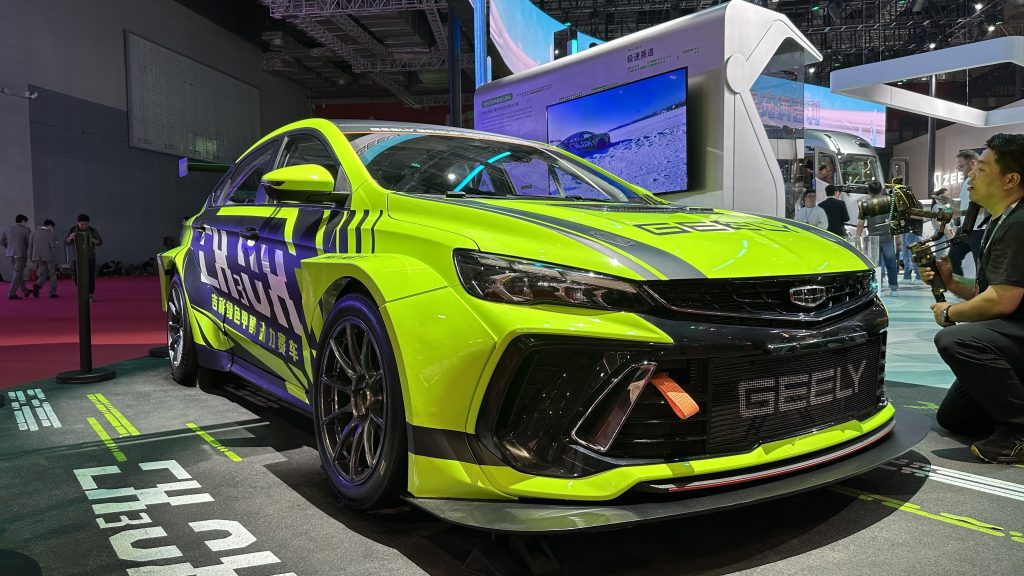 Geely представила гоночный седан: его нужно заправлять спиртом, из которого делают «незамерзайку»