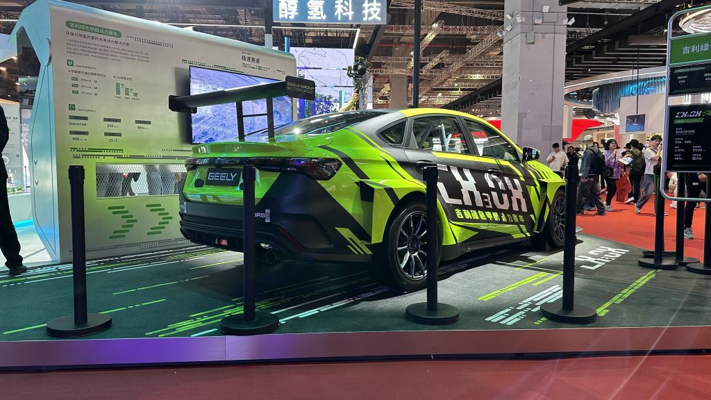 Geely представила гоночный седан: его нужно заправлять спиртом, из которого делают «незамерзайку»