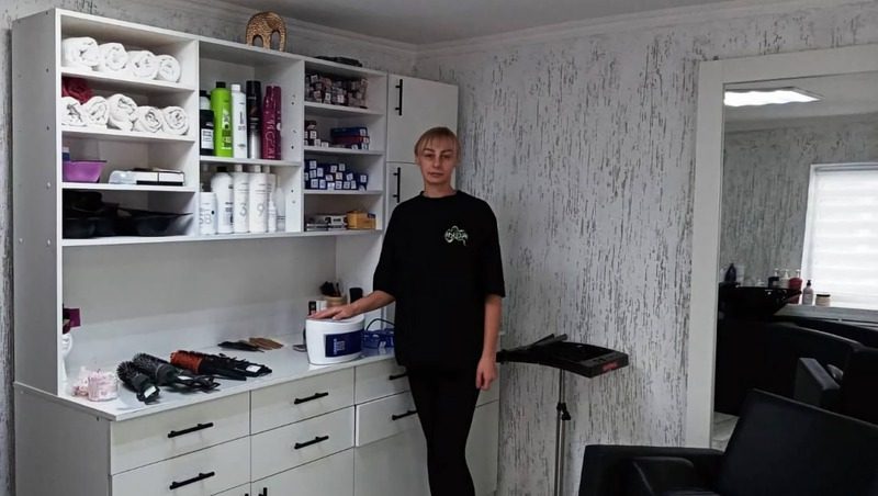 Соцконтракт помог жительнице Кировского округа открыть парикмахерскую