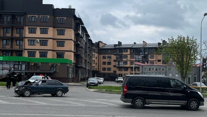 Водитель и пассажир «Москвича» пострадали в ДТП с иномаркой в Ессентуках