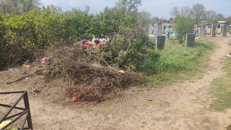 Жительница села Труновского пожаловалась на навалы мусора на кладбище