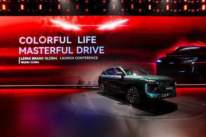 Chery раскрыл подробности о первой модели бренда Lepas: большой флагманский кроссовер L8 получит три силовых установки на выбор