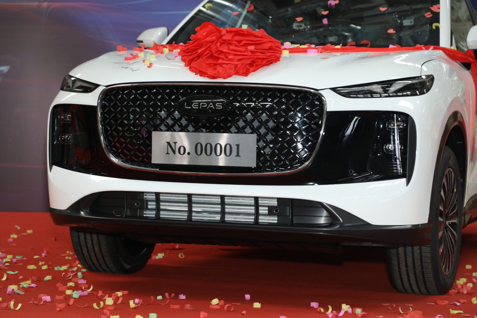 Chery раскрыл подробности о первой модели бренда Lepas: большой флагманский кроссовер L8 получит три силовых установки на выбор