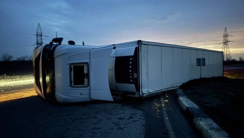 Дальнобойщик пострадал в ДТП с перевернувшейся фурой на Ставрополье