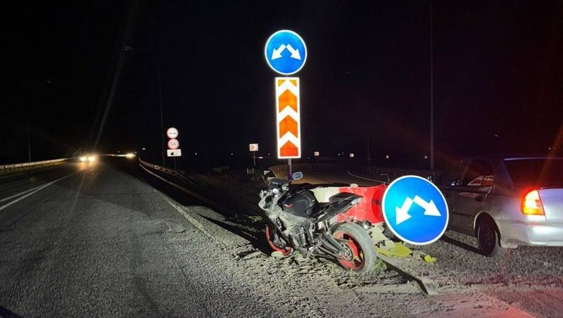 Девушка — водитель мотоцикла врезалась в дорожное ограждение на Ставрополье