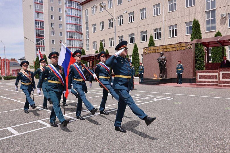 Директор Росгвардии вручил личный штандарт командующему Северо-Кавказским округом  Ставрополь (Кавказ)1