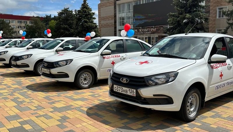 Дюжину автомобилей передали в райбольницу Петровского округа