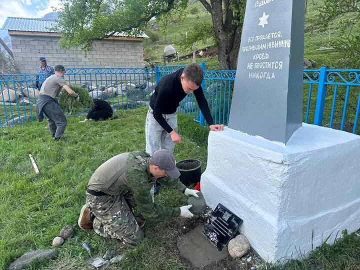 Добровольцы Предгорья установили памятную плиту в Теберде в память об убитых нацистами детях  Ставрополь (Кавказ)1