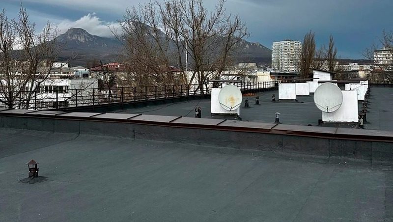 Две крыши отремонтировали на домах Пятигорска