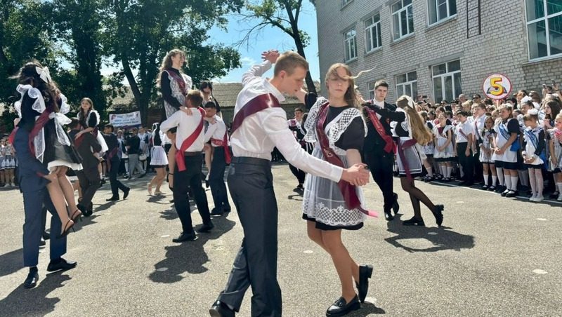 «Единая Россия» поздравила выпускников Ставрополья с Последним звонком