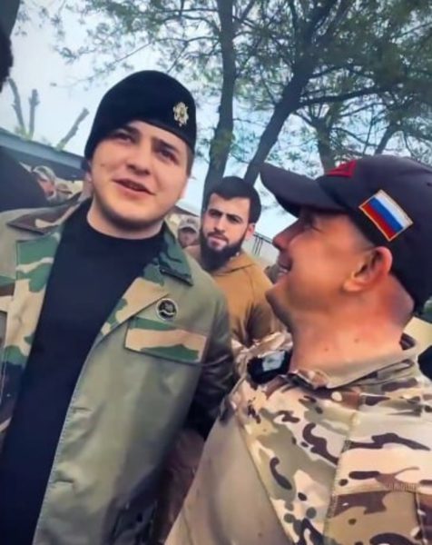 Экс-депутат объяснил, зачем бежал за машиной сына главы Чечни