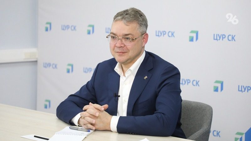 Глава Ставрополья вручил подарок и цветы девочке, потерявшей кроссовок 9 мая