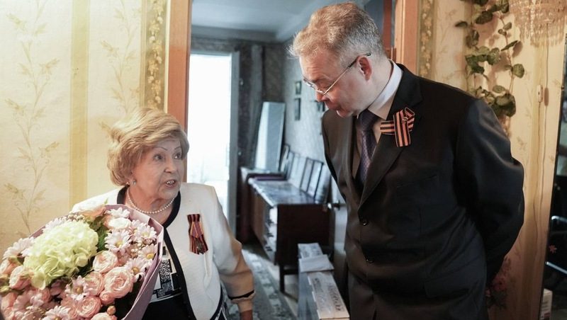 Губернатор Владимиров поздравил со 100-летием ветерана труда из Пятигорска