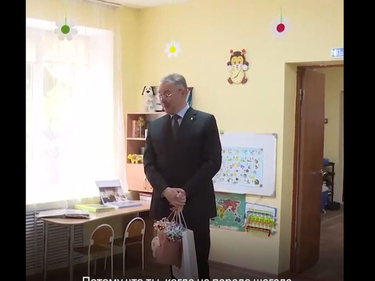 Губернатор вручил подарок девочке, потерявшей обувь 9 мая на параде в Ставрополе