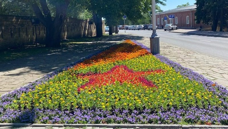 Клумбы Ставрополя оформили в главных цветах Дня Победы