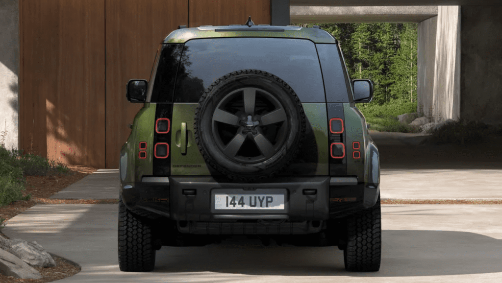 Land Rover представил обновленный Defender: что изменилось в культовом внедорожнике?