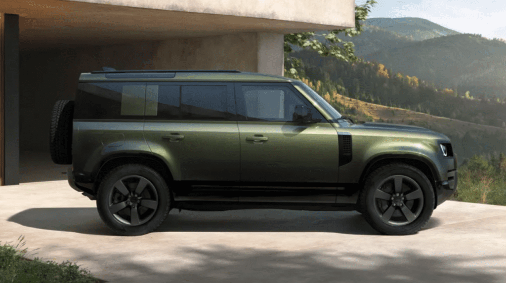Land Rover представил обновленный Defender: что изменилось в культовом внедорожнике?