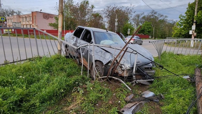 Молодой водитель и несовершеннолетний пассажир пострадали в ДТП в Ипатове