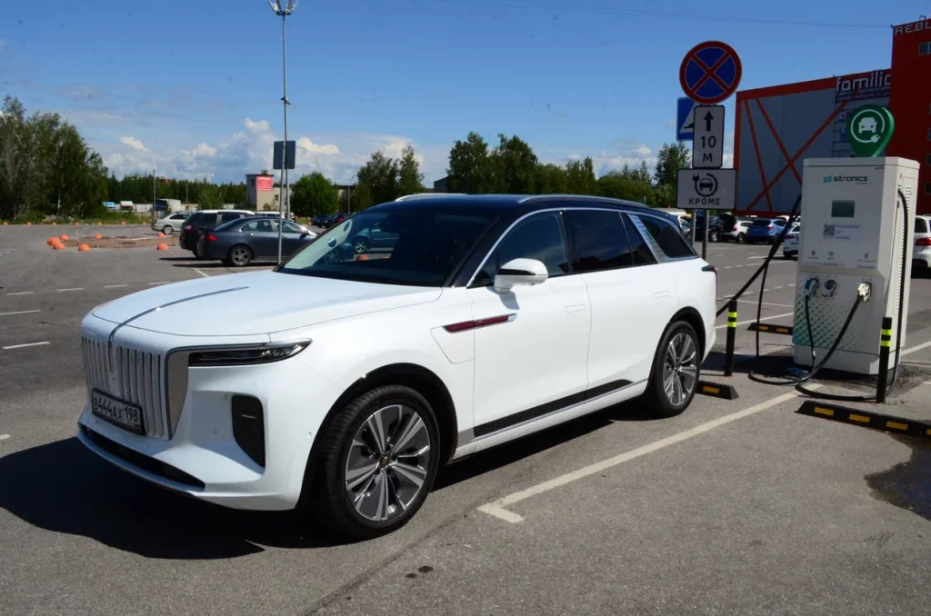 Москву застроят зарядками для электромобилей: количество ЭЗС на парковках вырастет в 3 раза